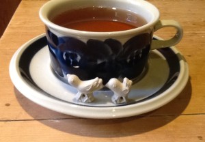 ソーサーの上の２羽のトリ