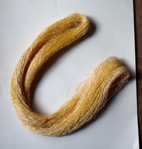 黄色のシルクの束