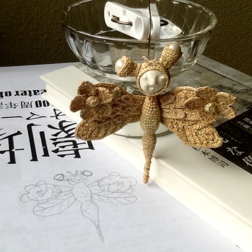 アイデアスケッチと完成したトンボの妖精