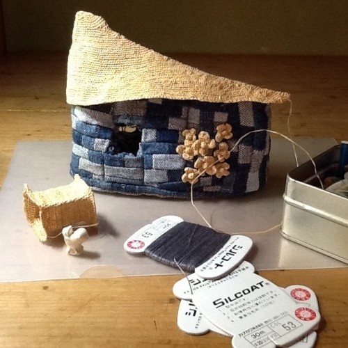 ポリエステルのカードとキャビン