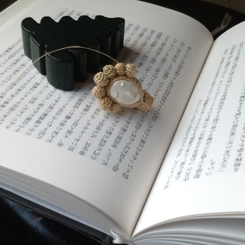 本の上の積み木と顔