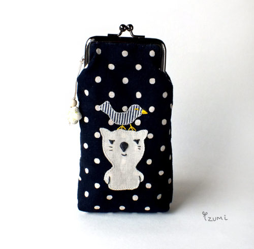 黒地に白の水玉生地のがま口メガネケース