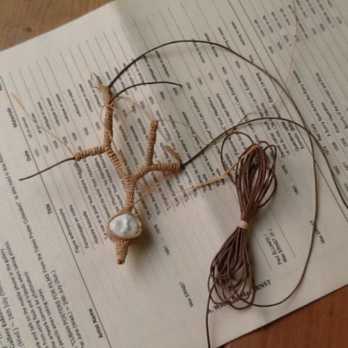 顔から茎のラフィア編みとコード紐で作り始め