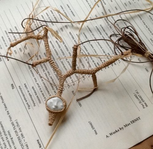 枝が伸びたラフィア編み