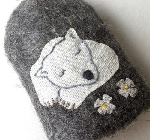 白クマと小花のアップリケ刺繍