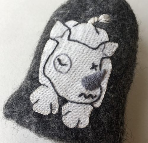 白サイのアップリケ刺繍