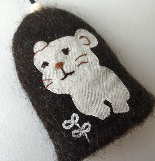 なきうさぎと草の刺繍