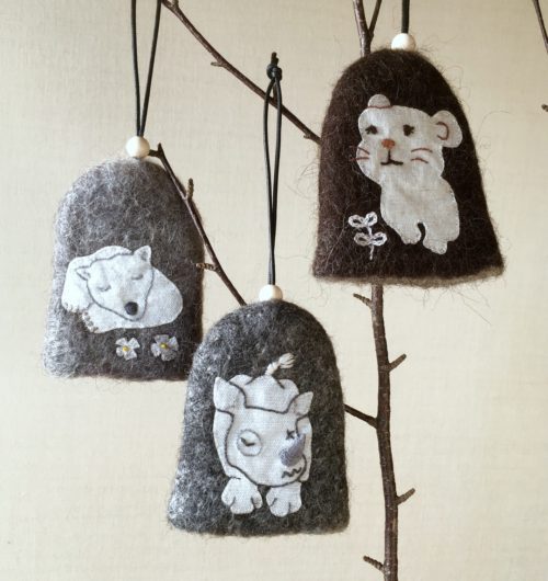 枝にぶら下がるアップリケ刺繍のキーケース