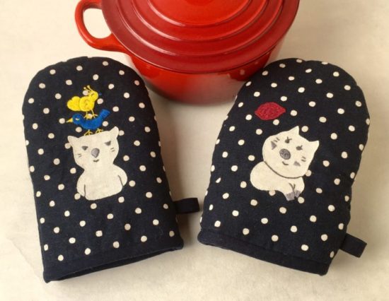 鍋つかみ2つと赤い鍋