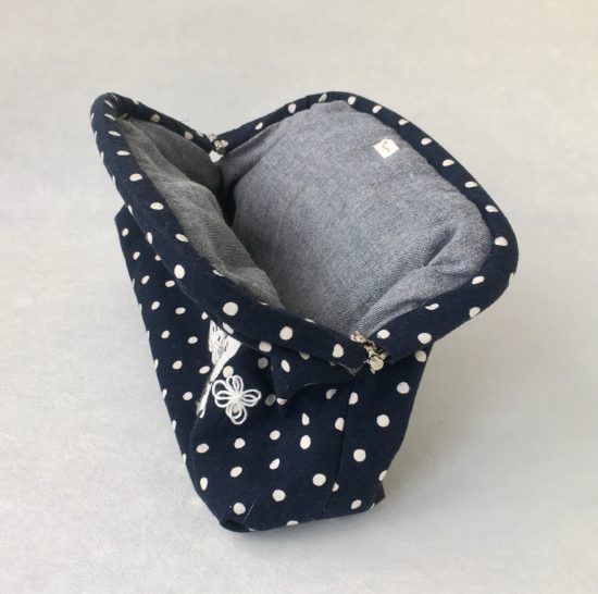 大きく開いたバネ口イノブタバック