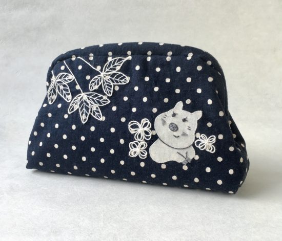 バネ口のイノブタ刺繍のバック