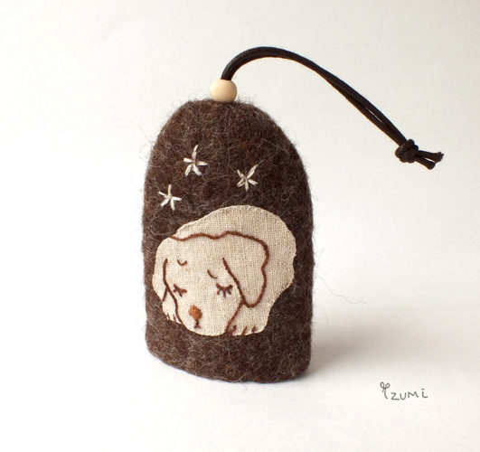 寝る子犬と星の刺繍