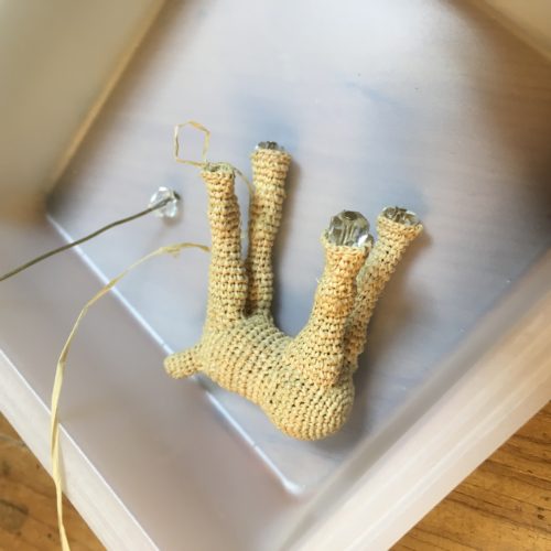 ラフィア編みに水晶を組み込む脚元