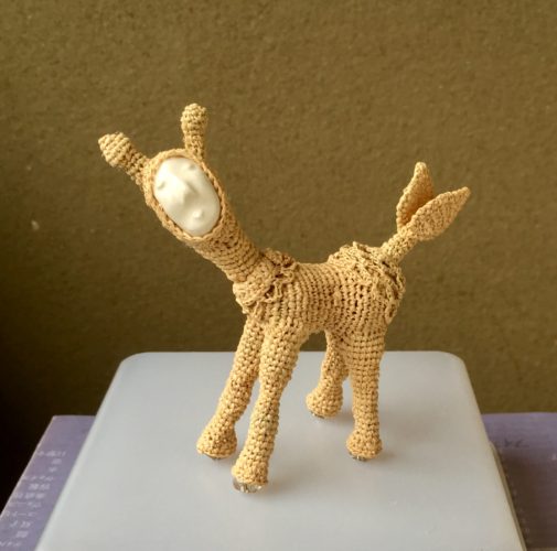 水晶脚の面長顔のL