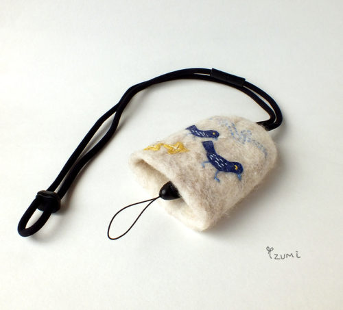 アイボリー色のケータイネックストラップ